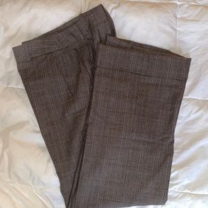 Gently used women’s dress pants. Wide leg, flat front w/ pockets. Fully lined.